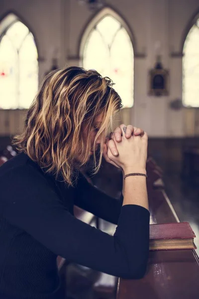 Женщина, причащающаяся в церкви — стоковое фото
