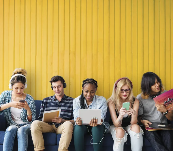 Dijital cihazlar kullanan öğrenciler 