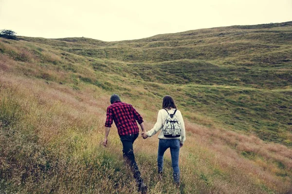 Jovem casal em montanhas — Fotografia de Stock