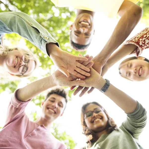 Personer limning händer — Stockfoto