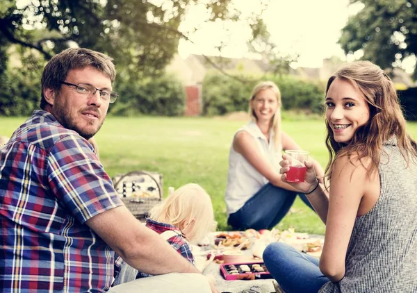 Familia disfrutando de picnic al aire libre —  Fotos de Stock