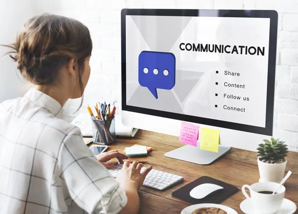 bilgisayar ile çalışan kadın 