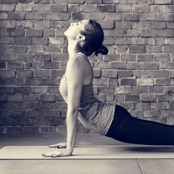 Mujer haciendo ejercicio de yoga —  Fotos de Stock