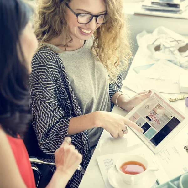 Vrouwen online winkelen — Stockfoto