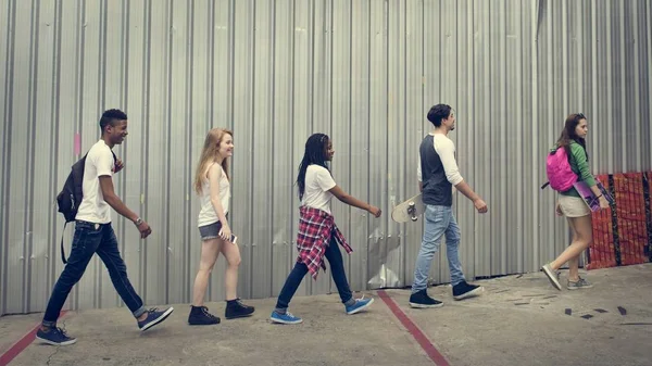 Gençler birlikte eğlenin