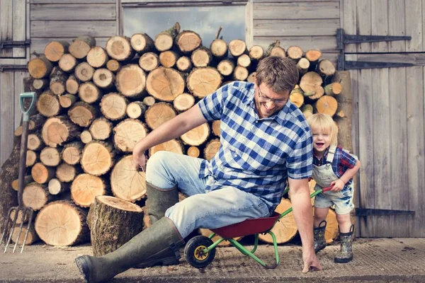 Vader en kind op boerderij — Stockfoto