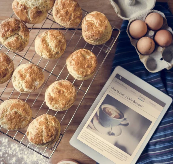 mutfak masasının üzerinde dijital tablet