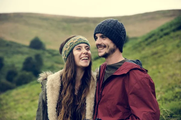 Jovem casal em montanhas — Fotografia de Stock