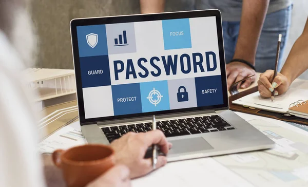 dizüstü bilgisayarda çalışan mimar