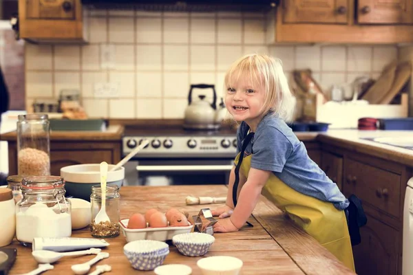 Liten pojke bakning — Stockfoto