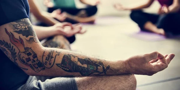 Yoga, meditasyon yapan insanlar — Stok fotoğraf