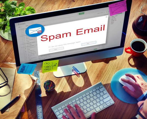 İşyeri masada bilgisayar kullanan adam