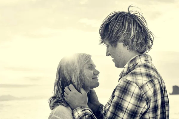 Pareja abrazándose en la playa — Foto de Stock