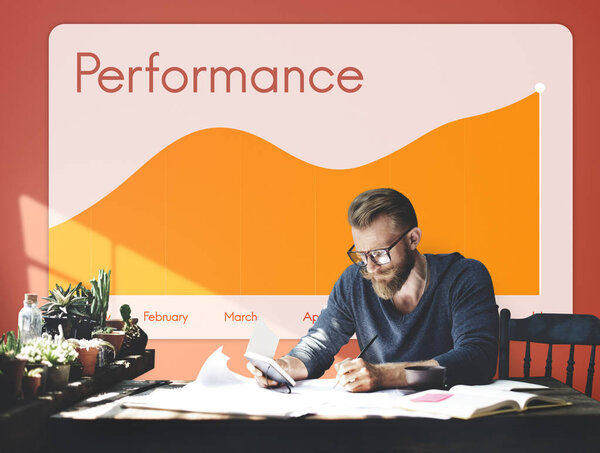 бизнесмен пишет заметки за рабочим столом
