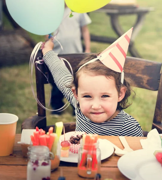 Joyeux enfant à la fête d'anniversaire — Photo