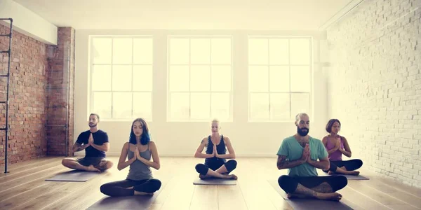 Leute, die Yoga im Unterricht praktizieren — Stockfoto