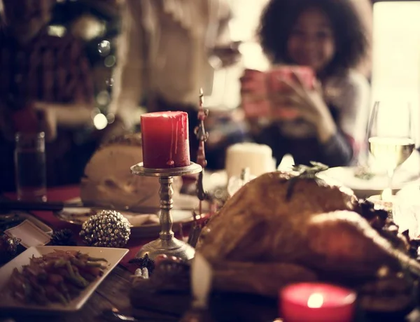 Mesa servida com comida e velas vermelhas — Fotografia de Stock