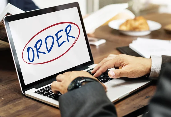 Dizüstü bilgisayarda çalışan iş adamı 