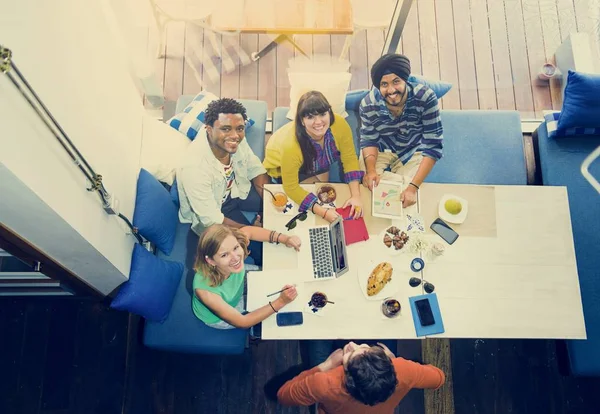 Estudiantes aprendiendo juntos — Foto de Stock