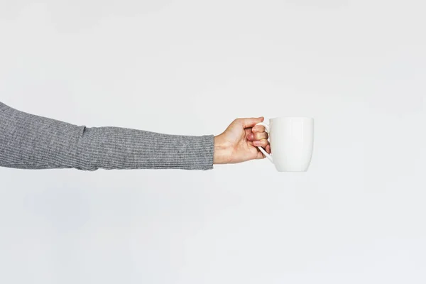 Brazo de mujer sosteniendo una taza — Foto de Stock