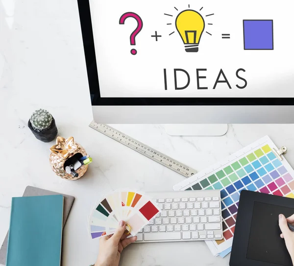 bilgisayarda çalışan tasarımcı