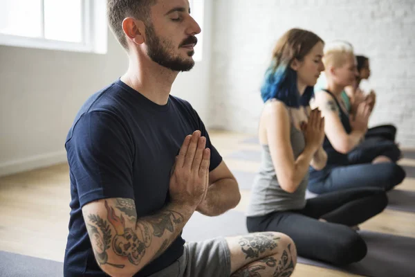 Pessoas fazendo meditação de Yoga — Fotografia de Stock