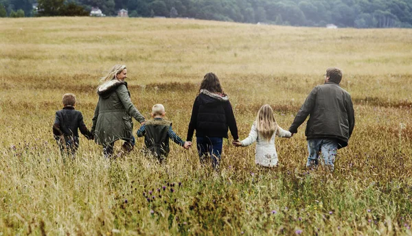 Familie wandelen op het veld — Stockfoto