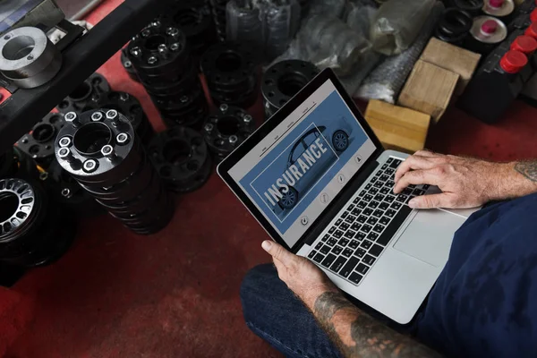 Inżynier samochód za pomocą laptopa — Zdjęcie stockowe