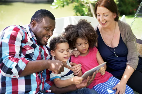 Gezin met digitale tablet samen — Stockfoto