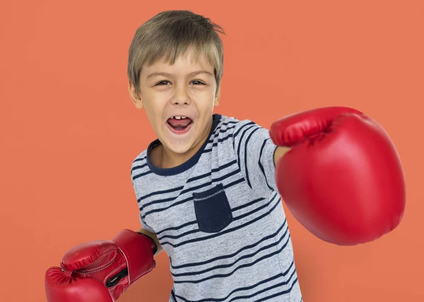 Niño usando guantes de boxeo —  Fotos de Stock