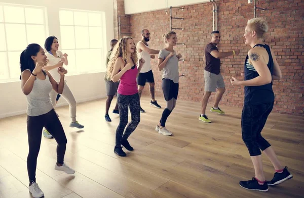 İnsanlar egzersiz sınıfında