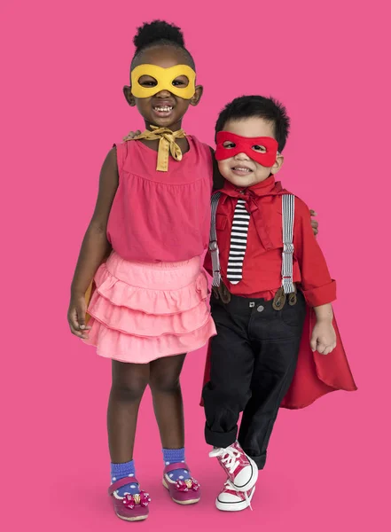 Menino e menina em trajes de super-herói — Fotografia de Stock