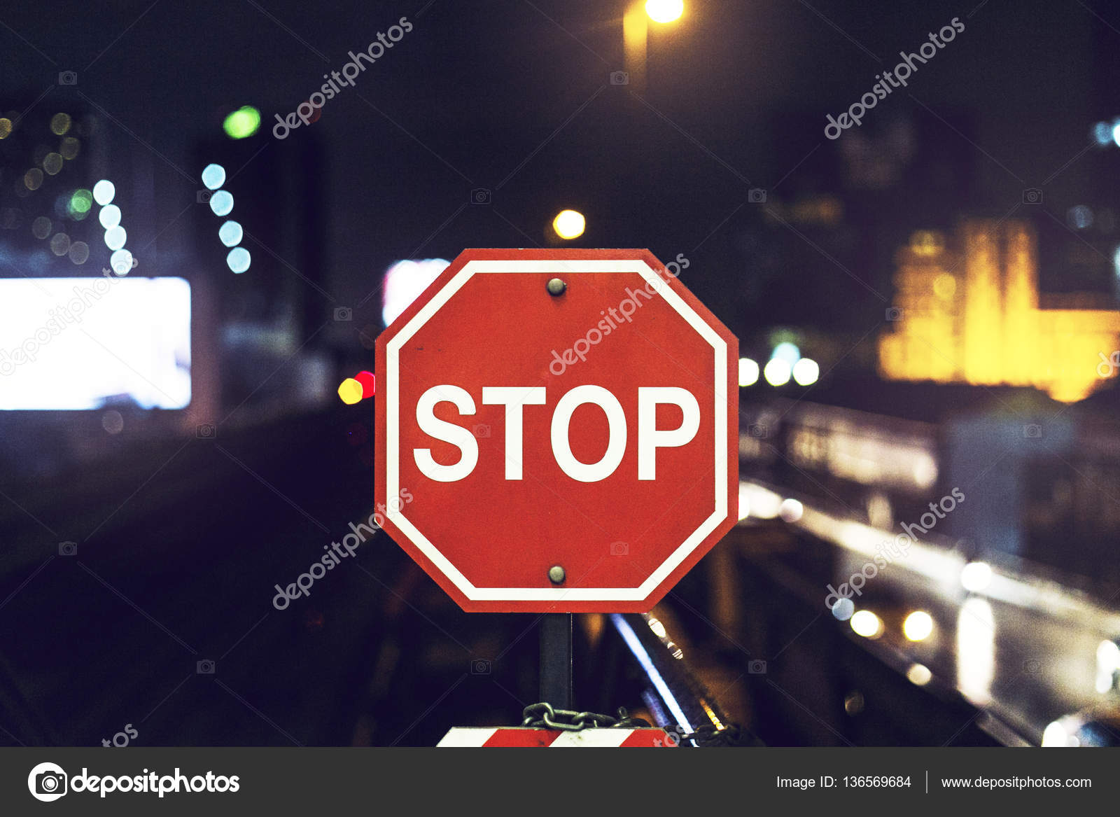 Stoppschild isoliert - Stockfotografie: lizenzfreie Fotos © majaFOTO  2832972