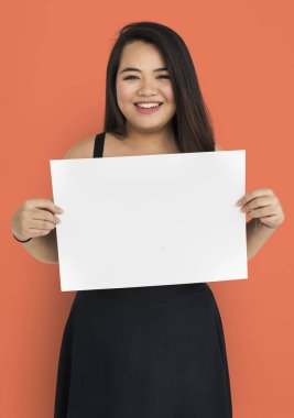 kadın stüdyoda poz