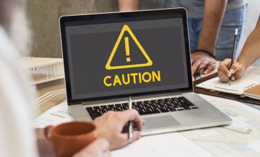 dizüstü bilgisayarda çalışan mimar