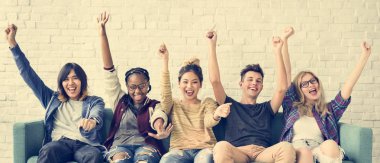 Öğrenciler birlikte sarılma