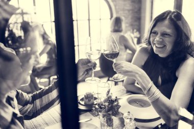 Romantik randevusu olan çift. 