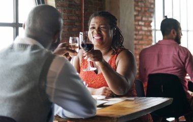 Romantik randevusu olan çift. 