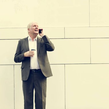 Yetişkin iş kişi konuşurken telefon