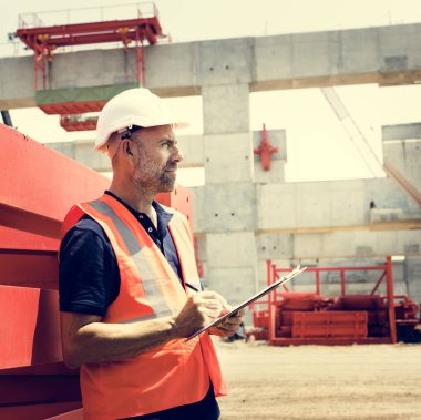 İnşaat işçisi ile mimari planı