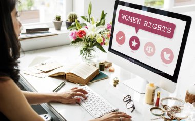 Bilgisayarda Çalışan Kadın