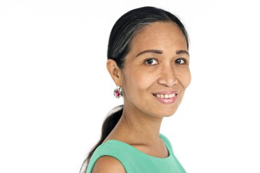 kadın stüdyoda poz 