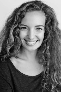 Genç, gülümseyen kadın