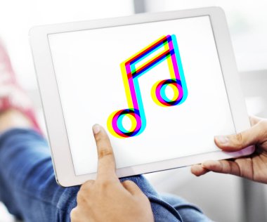 Dijital tablo kullanan kişi