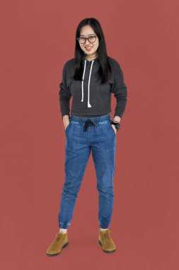 kadın stüdyoda poz