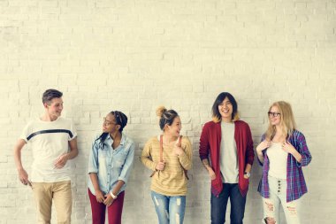 duvara ayakta öğrenciler