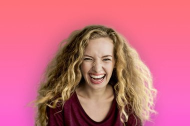 Genç, gülümseyen kadın