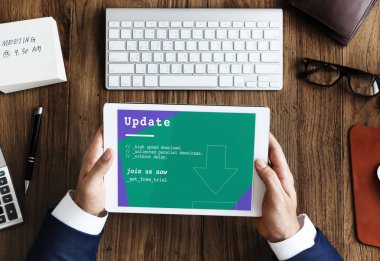 iş kişi dijital tablet kullanma