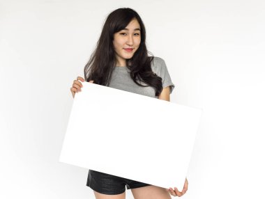 Asyalı kadın stüdyoda poz 