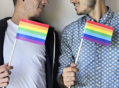 gay çift gökkuşağı bayrakları holding